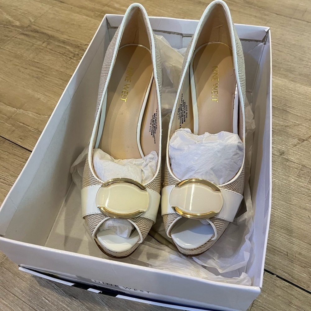NIB Nine West Catchmeo Tan and White Peep Toe stiletto heels 7.5 - Picture 2 of 16